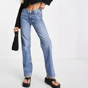 Lågmidjade jeans från weekday 🤍 strl 27, bra skick. Säljer då de tyvärr blivit för små