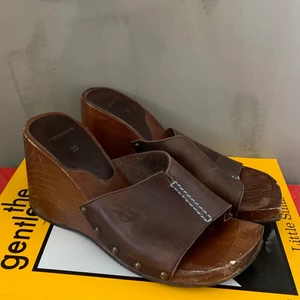 Vagabond kilklackar - Jättesnygga kilklackar i trä från vagabond. Okej skick.