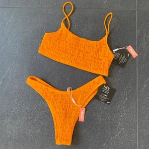 Smock Bikini Nelly  - 🧡🤍Superfin bikini från Nelly som är helt oanvänd, alla lappar sitter kvar. Båda delarna är i storlek S. Säljer båda delarna för 100 kr + frakt då den tyvärr är för liten. Andra och tredje bilden är lånad från Nelly🤍🧡