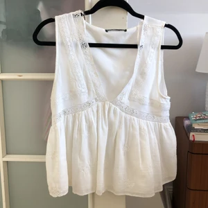 Somrig topp  - Jättesöt blus ifrån Zara och perfekt nu till sommaren!! XS men passar även S. Perfekt till en kjol eller ett par jeans💗MÅNGA INTRESSERADE SÅ DÄRFÖR ÄR DER NU BUDGIVING