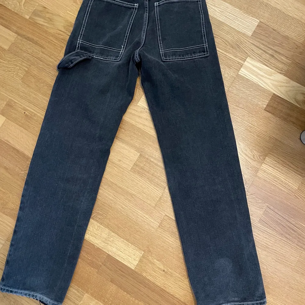 Säljer dessa coola jeans från Brandy Melville . Jeans & Byxor.