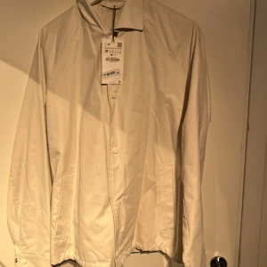 Zara jacka  - Säljer denna zara jacka. Aldrig använd inköpt från zara för 559kr