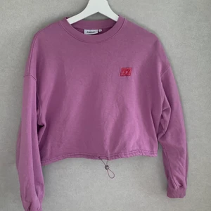 Lila junkyard tröja  - En väldigt snygg lila junkyard tröja. Den har ett litet spänne längst ner så man själv kan bestämma hur hårt den ska sitta. Använt få ggr därmed väldigt bra skick💜