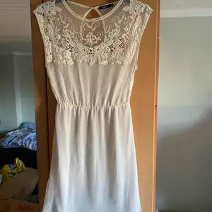 Säljer denna fina vita klänning. Perfekt för student eller skolavslutning! Kan mötas upp i Eskilstuna eller skickas mot frakt. Är villig att diskutera priset vid snabb affär/köp av flera plagg.