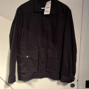 Zara jacka  - Säljer denna snygga overshirten från zara, aldrig använd prislappen sitter kvar, inköpt för 559.