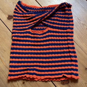 Trendig randig bandeaux top   -  Randig stickad topp! Jätte snygg på, säljer på grund av fel storlek. 