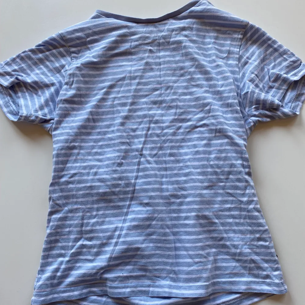 En blå och vit randig T-shirt från Cubus, den är i barnstolek men den passar mig som bär xs-s! 🫶  bra skick!! . T-shirts.