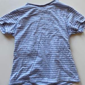 En blå och vit randig T-shirt från Cubus, den är i barnstolek men den passar mig som bär xs-s! 🫶  bra skick!! 