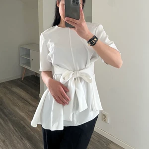 Zara topp storlek M  - Vit blus från zara i storlek M, passar även XS-S beroende på hur du vill den ska sitta. I fint skick utan revor, fläckar, skavanker eller andra anmärkningar. Finns i centrala Göteborg, annars står köparen för frakten på 66kr spårbart med postnord.