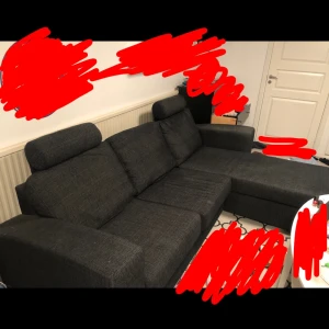 Mörkgrå soffa med divan - Säljer nu min superfina soffa som köptes för mindre än ett år sen. Allt är avtagbart och går att tvätta. Soffan är i nyskick skulle jag säga förutom att den är lite lite smutsig men det går bort och jag kan ta bort det innan vid intresse. Soffan finns i Uppsala och måste hämtas själv med bärhjälp. Det får plats 4-5 personer i soffan beroende på hur nära man sitter. Skriv det pris ni kan tänka er så kan vi diskutera kring det🤎