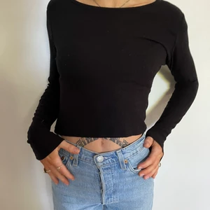 Svart träja - Ribbad svart tröja