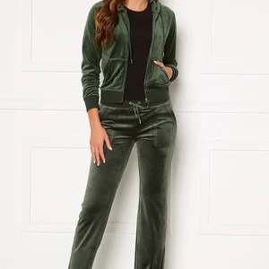 Juicy Couture grön set - Knappt använt Juicy set i mörkgrön köpt från Jackie i Mall of Scandinavia #juicycouture  Högsta bud vinner  Byxan kan säljas separat,           byxa L tröja S