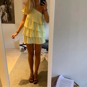 Zara klänning  - Säljer denna fina kläder från zara❤️ super fin till sommaren 