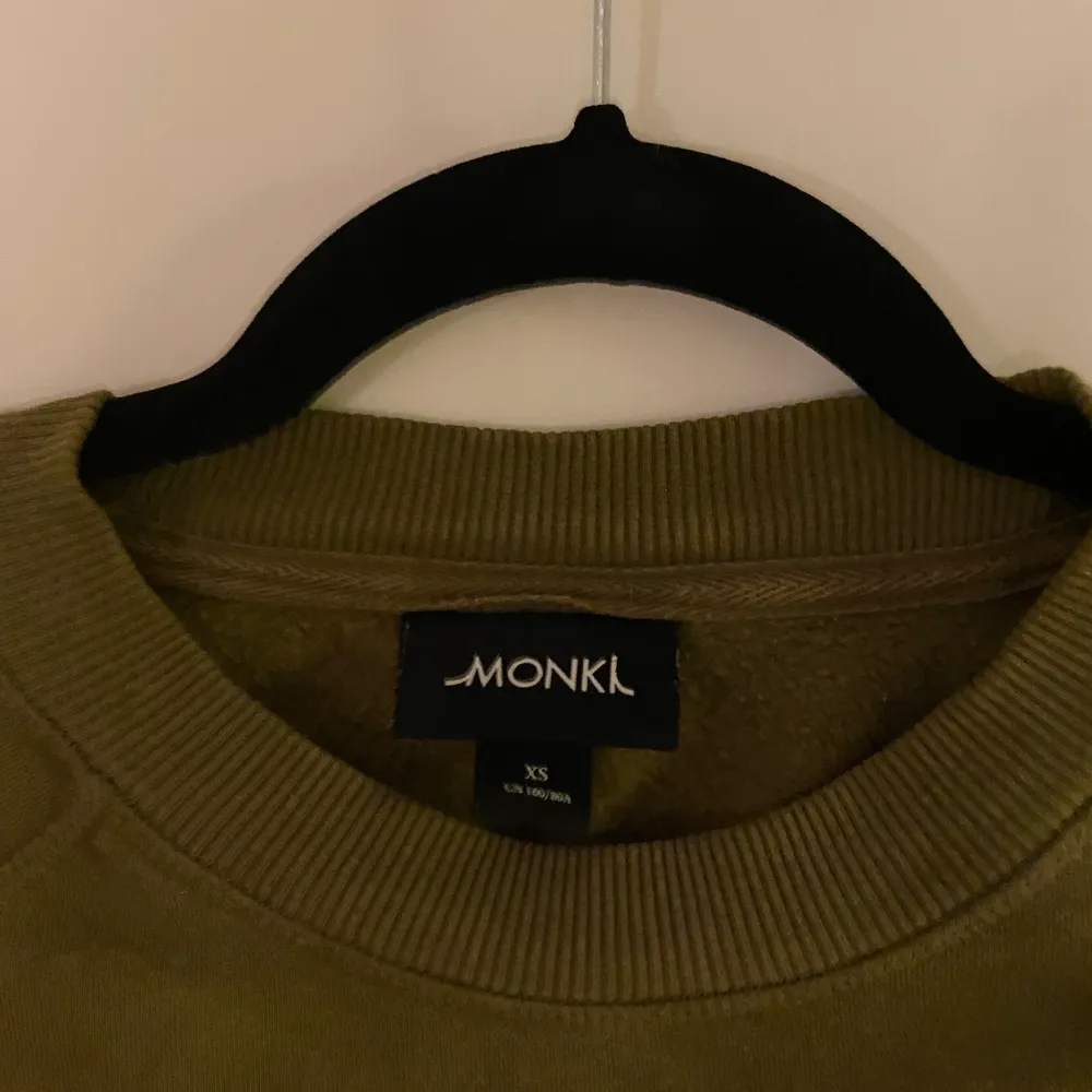 En militärgrön sweatshirt från Monki. Passar mig som bär S💓. Tröjor & Koftor.