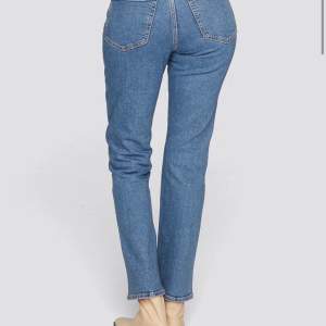 Säljer dessa blåa jeans då dom ej kommer till användning 💜 Högmidjade i storlek S (38) från Cubus! Tajt över låren men rak i benen 