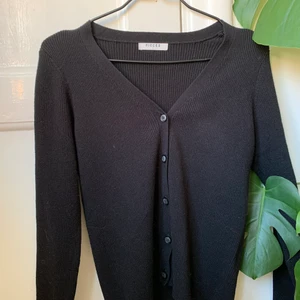 Svart tröja med knappar - Svart tröja med knappar ifrån pieces! Knappt använd, stolek S, 100kr