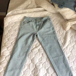 Fina ljusblåa jeans som aldrig har används och därmed är i toppen skick! Jeansen är storlek SMALL. Passar jätte bra!