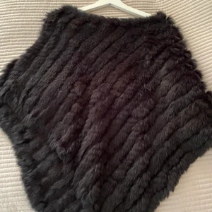 Äkta päls poncho - Svart äkta pälsponcho Aldrig använd Perfekt skick (Köpare står för frakt)