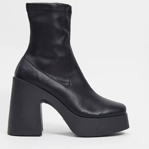asos elsie boots - lägger ut igen då jag varit bortrest :-) de populära asos elsie skorna, storlek 39. har knappt använt dem då de är för stora, så i superfint skick