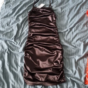 Tight klänning till fest och sommaren XS - Tight klänng som sitter åt med ruffles i sidorna. Slutar strax innan knäna. Är mörkare än bilderna. Lappen sitter kvar, stek XXS/XS. Köpt går på plick men var tyvärr för liten ö. Därav inga bilder med klänningen på. Står ej för ev frakt