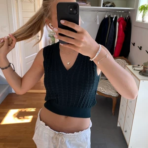 Linna - Mörkgrönt linne/väst från zara. Storlek L men passar som en S-M