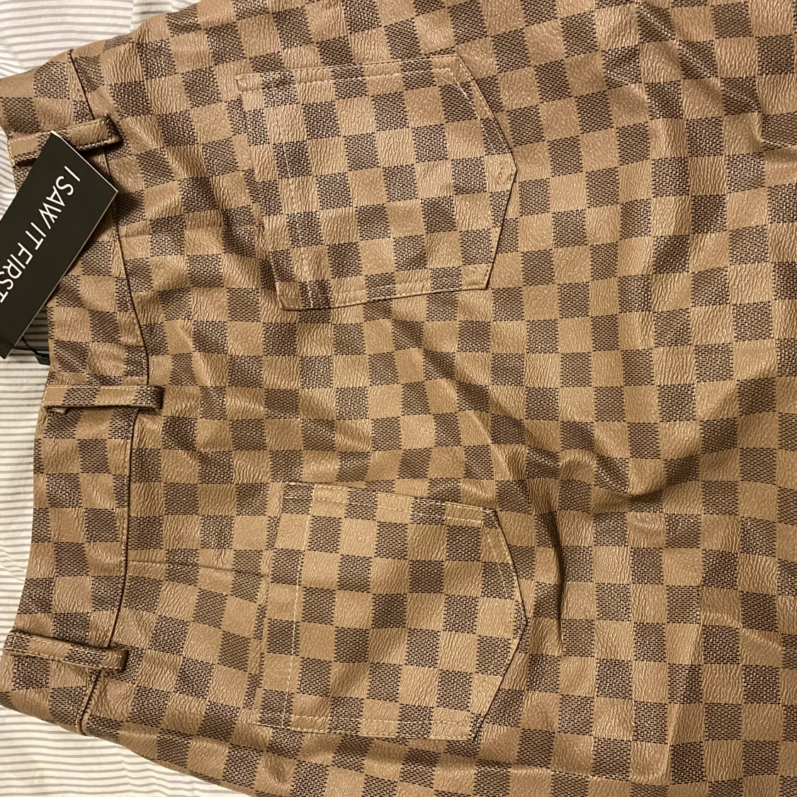 Kjol Isawitfirst tags kvar - 90