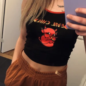 Devil’s child top - Ett linne med spännband band! 😈 