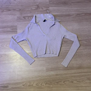 Beige topp - En beige långärmad topp från hm Köparen står för eventuell frakt 