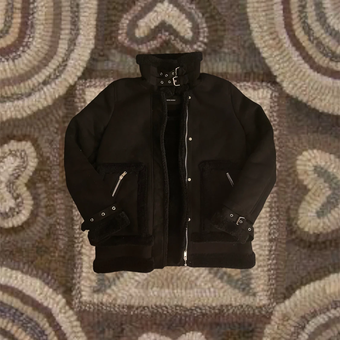 Svart fejkläder vinterjacka 