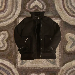 Svart fejkläder vinterjacka  - Svart varm vinterjacka!!!  Massa anpassbara hål på armarna och nacken baserat på hur du vill styla den!  varm hög krage om du inte är ett fan av halsdukar, men går också att vika ner :)