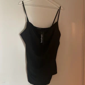 Festtopp - Svart linne med lappen kvar, alltså oanvänt Storlek 42 Pris: 90kr