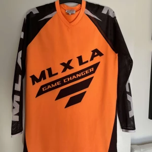 Tröja från Lisa Ankarman  - Från en av Lisa Ankarman kollektioner med Madlady. Knappt använd. Modellen är oversized.