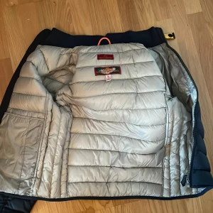 Parajumper jacka - Parajumper jacka, barn storlek M men passar även barn storlek L och även XS på man. Skick 10/10 verkligen. Hör av er om intresserade!!