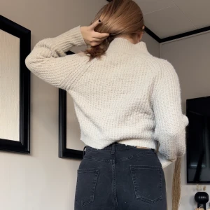 Stickad tröja - Stickad cropped tröja. Strl M/38