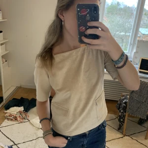 Jätte cool topp i mocka - Säljer denhär fina toppen i mocka dom verkligen är så unik och cool