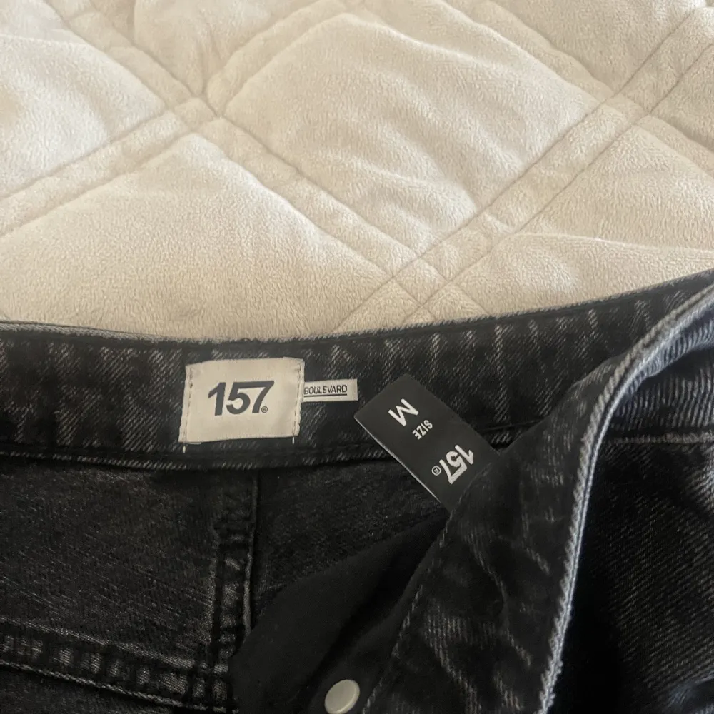 Säljer dessa svart/gråa rak jeans från lager 157. Storlek M och för referens är jag nästan 180cm. Köparen står för frakten💕. Jeans & Byxor.