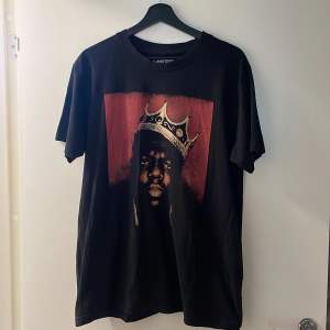 Tshirt med tryck med The Notorious B.I.G. Kanppt använd 