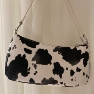 Axelremsväska i ko mönster  - Axelremsväska men ko mönster i nyskick, 200kr ink frakt 😊