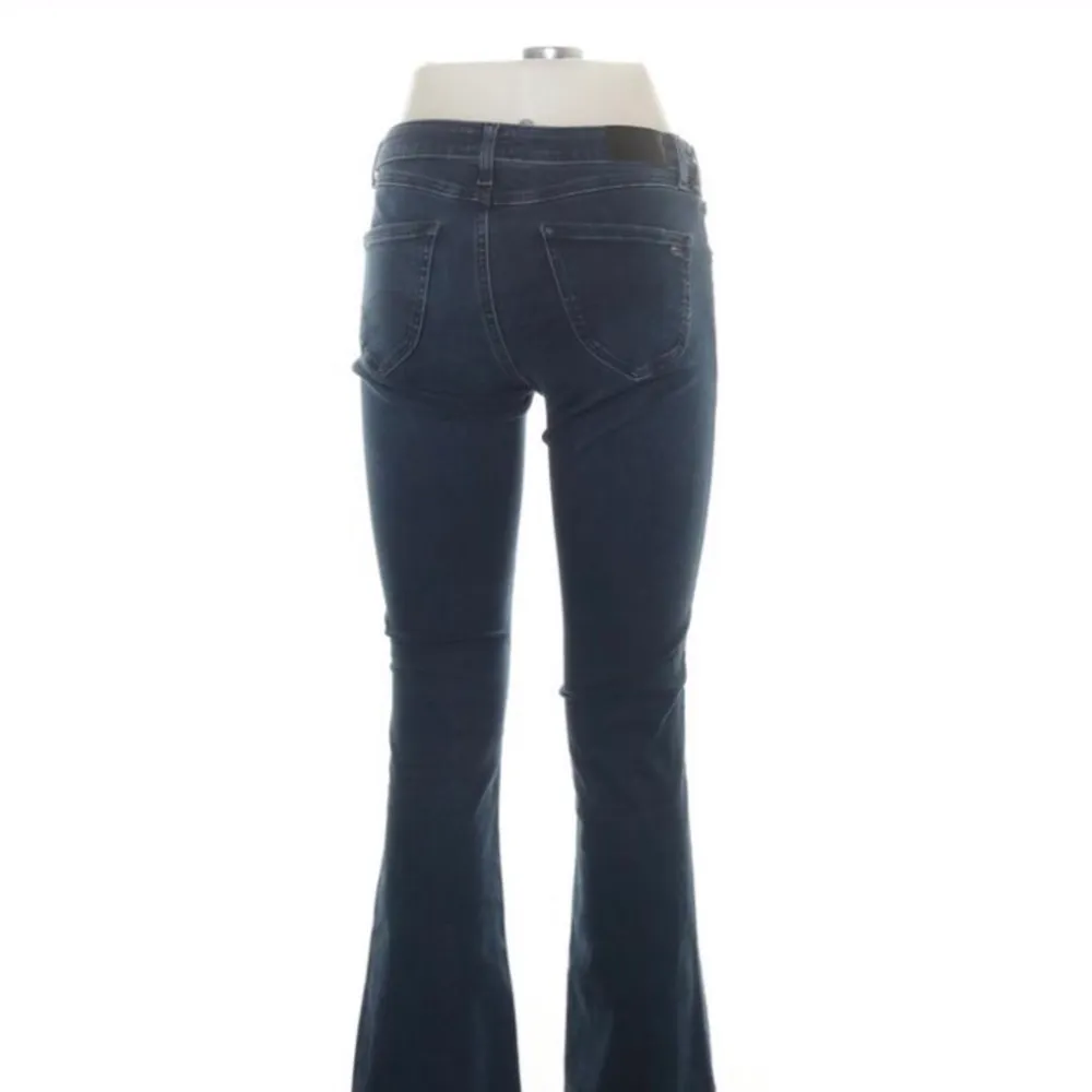 Mörkblå mid/lågmidjade bootcut jeans i storlek 28/30 från Tommy Jeans som jag köpte på sellpy men var för små för mig. . Jeans & Byxor.