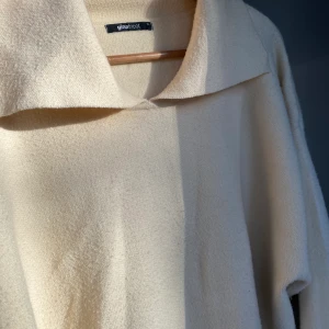 Stickad tröja från GinaTricot - Säljer denna supermysiga stickade tröja från GinaTricot. Köpte den i XL då jag ville ha den oversized men använder den knappt. Den är använd men sparsamt.💓