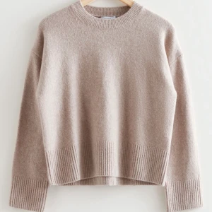 Slutsåld tröja - Slutsåld tröja från & other stories i storlek xs 💕helt ny, fick hem idag men för liten 🖤 möts upp på Östermalm eller fraktar! Köp direkt för 500 kr💘