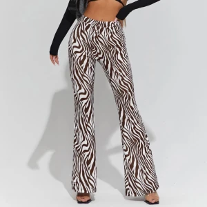 zebramönstrade bootcut byxor!! - aldrig använda:))