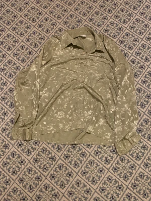 Glansig skjorta - Så fin skjorta perfekt för lite mer uppklädda tillfällen. Passar inte riktigt min stil längre tyvärr. Strl 40/42 på lappen och passar som en 40. 