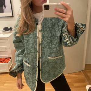 Otrolig jaquard jacka - Såå snygg och unik jacka ifrån zara. Går att använda som kofta nu under vintern även! Går ej att få tag på. 