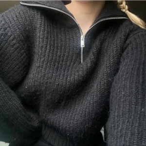 Stickad tröja - Säljer min svarta stickade tröja från Gina. Använd fåtal gånger - bra skick! Klot förra hösten så tror inte den finns på hemsidan längre. Storlek xs och normal/oversized i storleken.