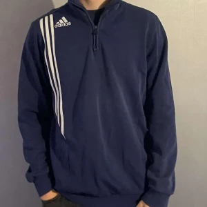 Adidas half zip - En snygg Adidas half zip. Storlek medium men sitter som en M/L
