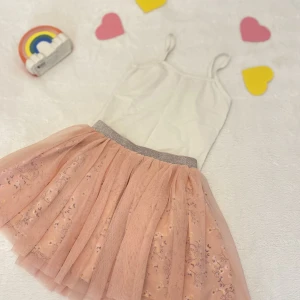 Säljer en gullig rosa kjol med vita linne  - - 