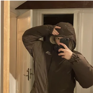 the north face jacka - så fin brun north face jacka. Nypris 4000, säljer för 1000! dunjacka så perfekt nu inför vintern💗 inte mina bilder!