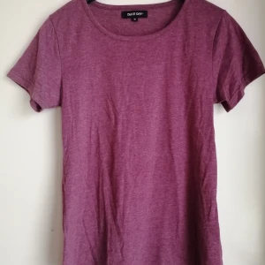 Rödlila t-shirt utan tryck - Storlek medium men känns som small. Ej använd. Bud ges. Kontanter mottages.