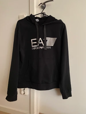 Ea7 hoodie  - Svart EA7 hoodi i superfint skick. Sparsamt använd och är dessvärre för liten för mig. Har du frågor eller en prisidé så hojta gärna till!